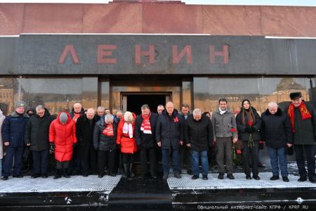 В 100-летнюю годовщину со дня кончины Владимира Ильича Ленина состоялось возложение венков и цветов к Мавзолею на Красной Площади