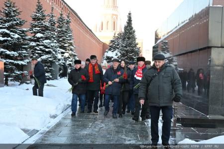 В 100-летнюю годовщину со дня кончины Владимира Ильича Ленина состоялось возложение венков и цветов к Мавзолею на Красной Площади