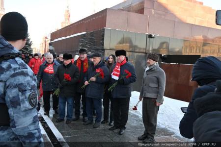 В 100-летнюю годовщину со дня кончины Владимира Ильича Ленина состоялось возложение венков и цветов к Мавзолею на Красной Площади