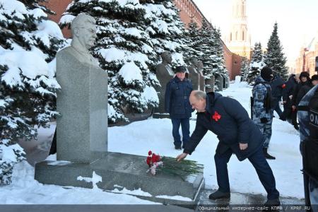 В 100-летнюю годовщину со дня кончины Владимира Ильича Ленина состоялось возложение венков и цветов к Мавзолею на Красной Площади