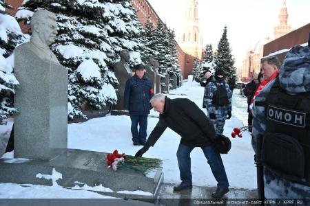 В 100-летнюю годовщину со дня кончины Владимира Ильича Ленина состоялось возложение венков и цветов к Мавзолею на Красной Площади
