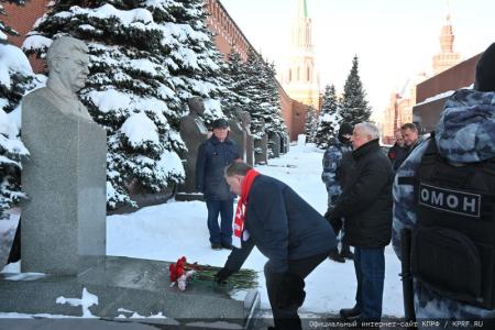 В 100-летнюю годовщину со дня кончины Владимира Ильича Ленина состоялось возложение венков и цветов к Мавзолею на Красной Площади