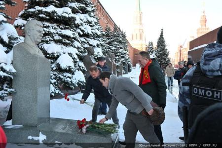 В 100-летнюю годовщину со дня кончины Владимира Ильича Ленина состоялось возложение венков и цветов к Мавзолею на Красной Площади