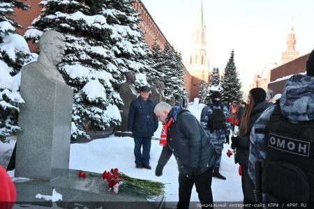 В 100-летнюю годовщину со дня кончины Владимира Ильича Ленина состоялось возложение венков и цветов к Мавзолею на Красной Площади