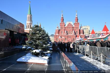 В 100-летнюю годовщину со дня кончины Владимира Ильича Ленина состоялось возложение венков и цветов к Мавзолею на Красной Площади