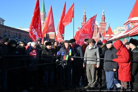В 100-летнюю годовщину со дня кончины Владимира Ильича Ленина состоялось возложение венков и цветов к Мавзолею на Красной Площади