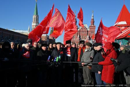 В 100-летнюю годовщину со дня кончины Владимира Ильича Ленина состоялось возложение венков и цветов к Мавзолею на Красной Площади