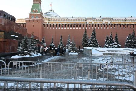 В 100-летнюю годовщину со дня кончины Владимира Ильича Ленина состоялось возложение венков и цветов к Мавзолею на Красной Площади