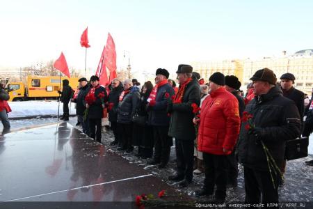 В 100-летнюю годовщину со дня кончины Владимира Ильича Ленина состоялось возложение венков и цветов к Мавзолею на Красной Площади