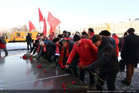 В 100-летнюю годовщину со дня кончины Владимира Ильича Ленина состоялось возложение венков и цветов к Мавзолею на Красной Площади
