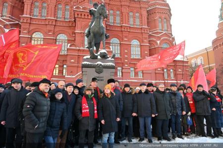 В 100-летнюю годовщину со дня кончины Владимира Ильича Ленина состоялось возложение венков и цветов к Мавзолею на Красной Площади