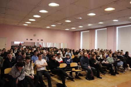 Самарская область. Комсомольцы рассказали учащимся колледжа о Знамени Победы