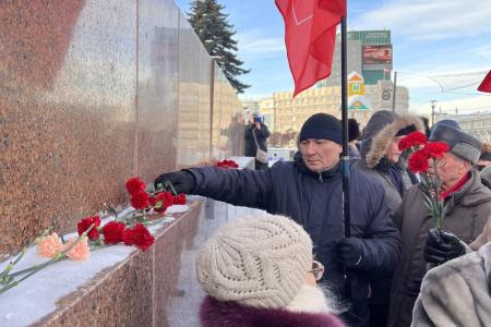Челябинские коммунисты и сторонники возложили цветы к памятнику Владимира Ленина на площади Революции