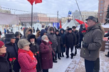 Челябинские коммунисты и сторонники возложили цветы к памятнику Владимира Ленина на площади Революции