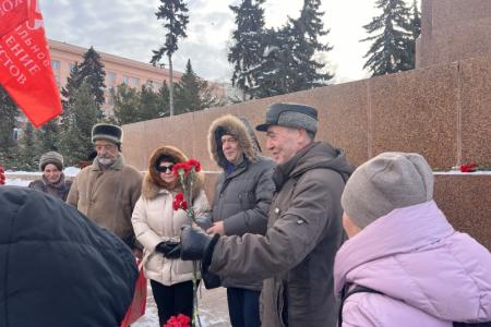 Челябинские коммунисты и сторонники возложили цветы к памятнику Владимира Ленина на площади Революции