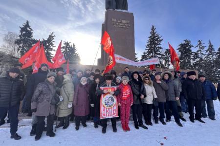 Челябинские коммунисты и сторонники возложили цветы к памятнику Владимира Ленина на площади Революции