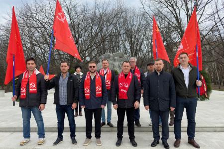 Краснодарский край. Активисты КПРФ и сторонники партии отмечают 81-ю годовщину освобождения кубанских городов от фашистских захватчиков