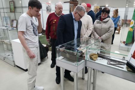 Директор ГЦКД города Озёр поблагодарила руководителя фракции КПРФ Мособлдумы Александра Наумова за помощь Центру в рамках инициативного бюджетирования