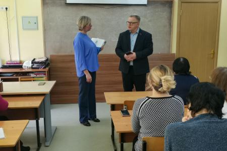 Руководитель фракции КПРФ в Мособлдуме Александр Наумов встретился с коллективом Школы № 2 в Озёрах