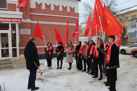 Пензенские коммунисты в годовщину Победы в Сталинградской битве возложили цветы к бюсту И.В. Сталина