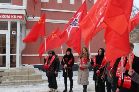 Пензенские коммунисты в годовщину Победы в Сталинградской битве возложили цветы к бюсту И.В. Сталина