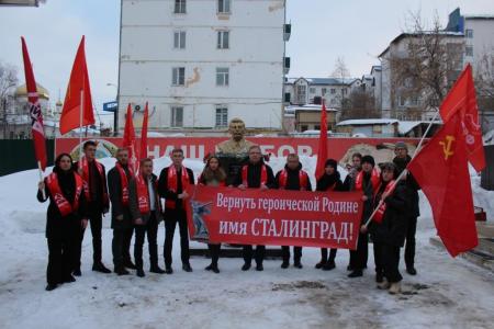 Пензенские коммунисты в годовщину Победы в Сталинградской битве возложили цветы к бюсту И.В. Сталина