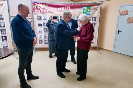 Московская область. Депутат КПРФ Александр Наумов вручил награды ветеранам партии из города Озёры