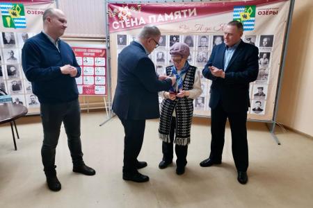Московская область. Депутат КПРФ Александр Наумов вручил награды ветеранам партии из города Озёры