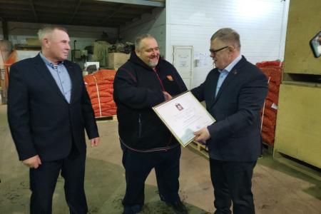 Руководитель фракции КПРФ в Мособлдуме Александр Наумов посетил ООО «Лукаморе» в городе Озёры