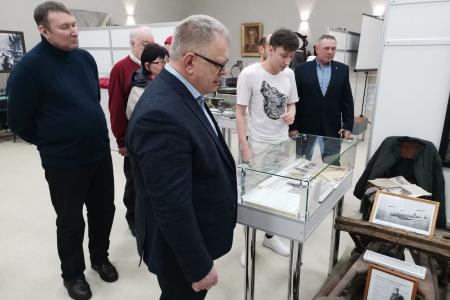 Директор ГЦКД города Озёр поблагодарила руководителя фракции КПРФ Мособлдумы Александра Наумова за помощь Центру в рамках инициативного бюджетирования