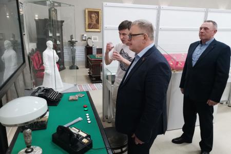 Директор ГЦКД города Озёр поблагодарила руководителя фракции КПРФ Мособлдумы Александра Наумова за помощь Центру в рамках инициативного бюджетирования
