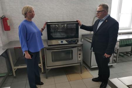 Руководитель фракции КПРФ в Мособлдуме Александр Наумов встретился с коллективом Школы № 2 в Озёрах