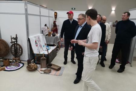 Директор ГЦКД города Озёр поблагодарила руководителя фракции КПРФ Мособлдумы Александра Наумова за помощь Центру в рамках инициативного бюджетирования