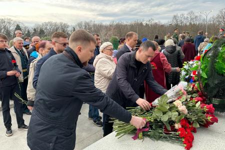 Краснодарский край. Активисты КПРФ и сторонники партии отмечают 81-ю годовщину освобождения кубанских городов от фашистских захватчиков