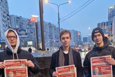 Москва. Коммунистическую прессу - в массы!