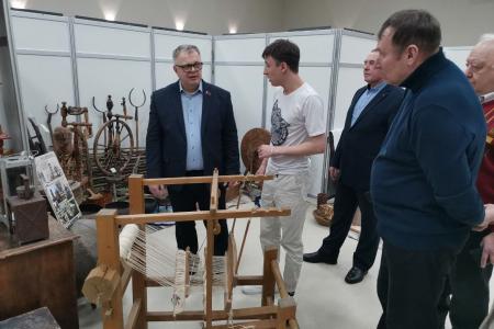 Директор ГЦКД города Озёр поблагодарила руководителя фракции КПРФ Мособлдумы Александра Наумова за помощь Центру в рамках инициативного бюджетирования