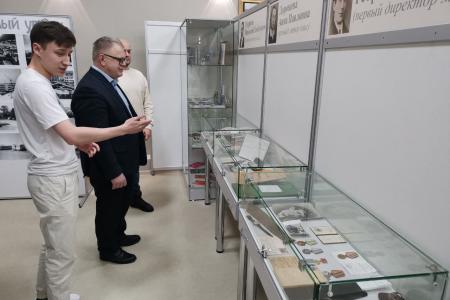 Директор ГЦКД города Озёр поблагодарила руководителя фракции КПРФ Мособлдумы Александра Наумова за помощь Центру в рамках инициативного бюджетирования