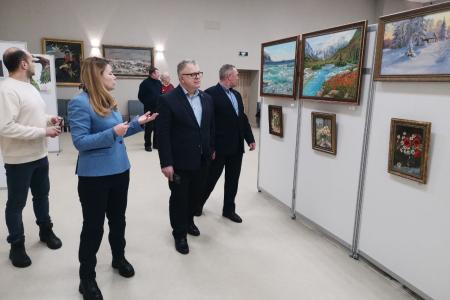 Директор ГЦКД города Озёр поблагодарила руководителя фракции КПРФ Мособлдумы Александра Наумова за помощь Центру в рамках инициативного бюджетирования