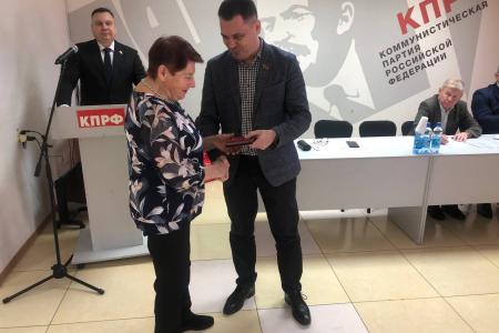 Алексей Корниенко и Роман Кобызов вручили партийные ордена амурским коммунистам