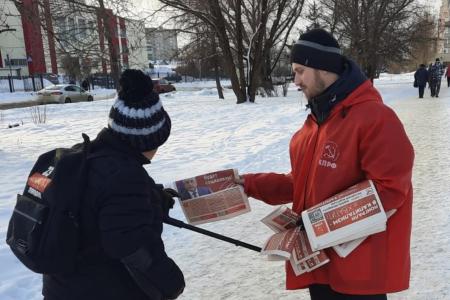 В Великом Новгороде прошли пикеты в поддержку кандидата в Президенты от КПРФ