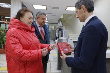 Волгоградская область. Депутаты фракции КПРФ регионального парламента Тамара Головачева и Валерий Могильный побывали с подарками в областной библиотеке им. Горького