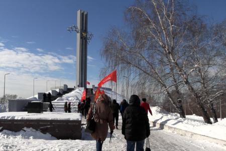 Саратовские коммунисты отметили День рождения Советской Армии и Военно-Морского Флота