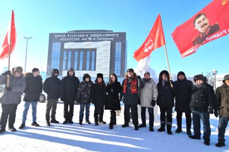 Автопробег коммунистов города Якутска в честь 106-й годовщины Советской Армии и Военно-Морского Флота