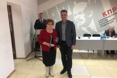 Алексей Корниенко и Роман Кобызов вручили партийные ордена амурским коммунистам