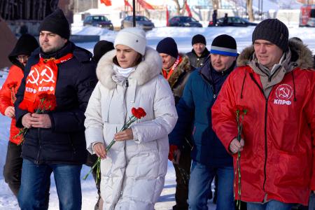 Пермские коммунисты провели автопробег в честь Дня Советской Армии и Военно-Морского Флота