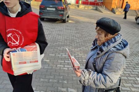 Калининградская область. Правдинск. Активисты КПРФ продолжают работу по агитации за Н.М. Харитонова