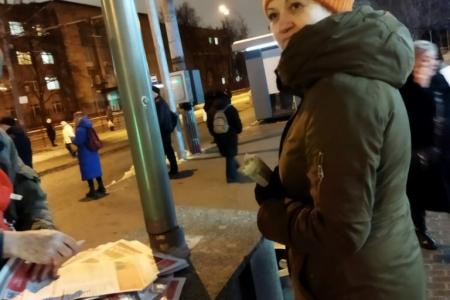 Москва. Коммунистическую прессу - в массы!