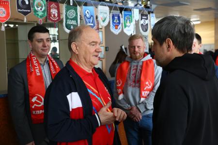 Н.М. Харитонов и Г.А. Зюганов встретились с командой КПРФ по мини-футболу