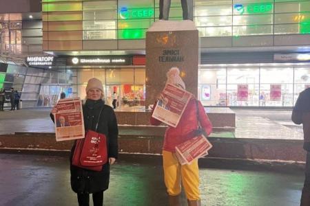 Москва. Коммунистическую прессу - в массы!