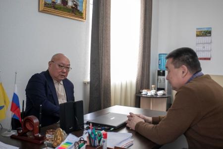 Вице-спикер парламента Калмыкии Николай Нуров провел встречи с избирателями в Ики-Бурульском районе